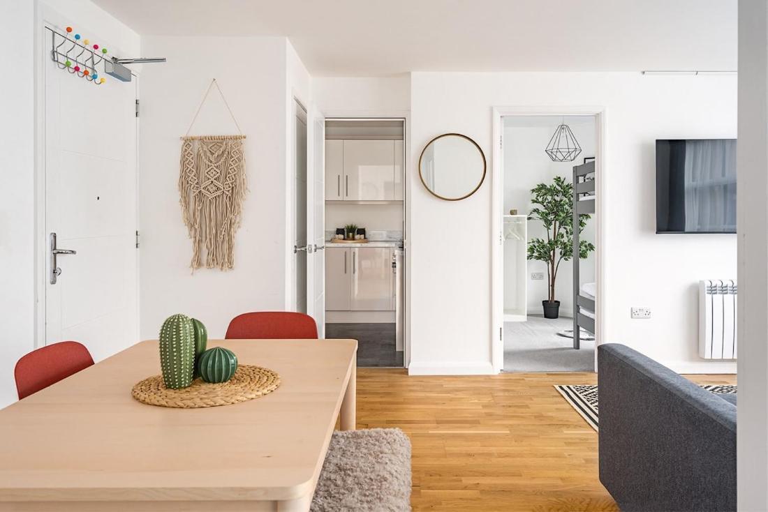 Contemporary Centre With Parking * Bath