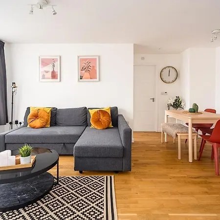 Contemporary City Centre Apartment With Parking Bath Exterior photo