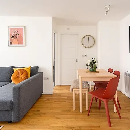 Contemporary City Centre Apartment With Parking Bath Exterior photo