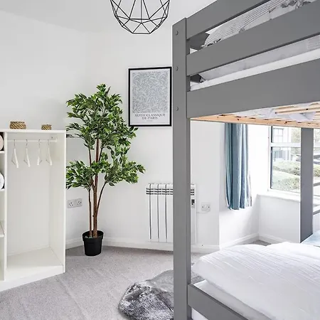 Contemporary City Centre Apartment With Parking Bath Exterior photo
