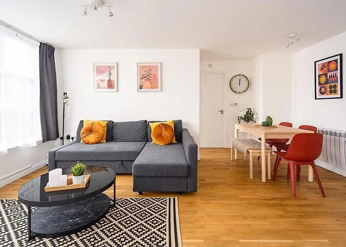 Contemporary City Centre Apartment With Parking