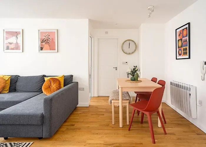 Contemporary City Centre Apartment With Parking