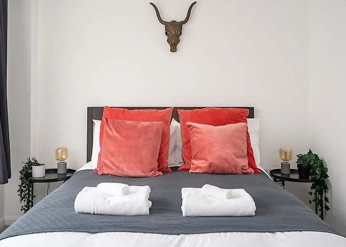 Contemporary City Centre Apartment With Parking